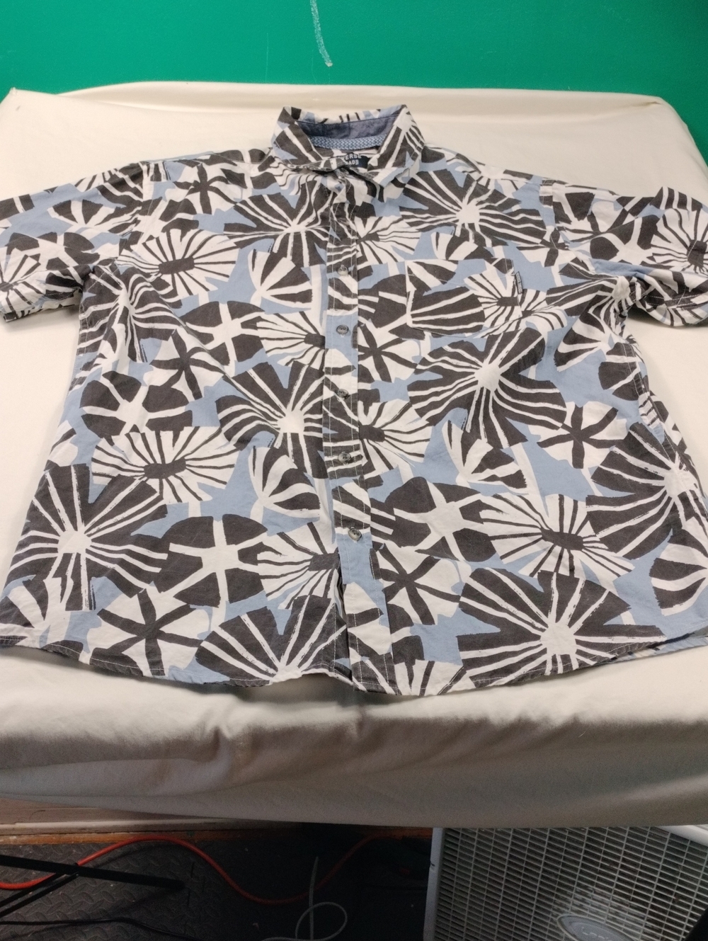 Reverse Threads Men's Short Sleeve Button Up Shirt Size Large